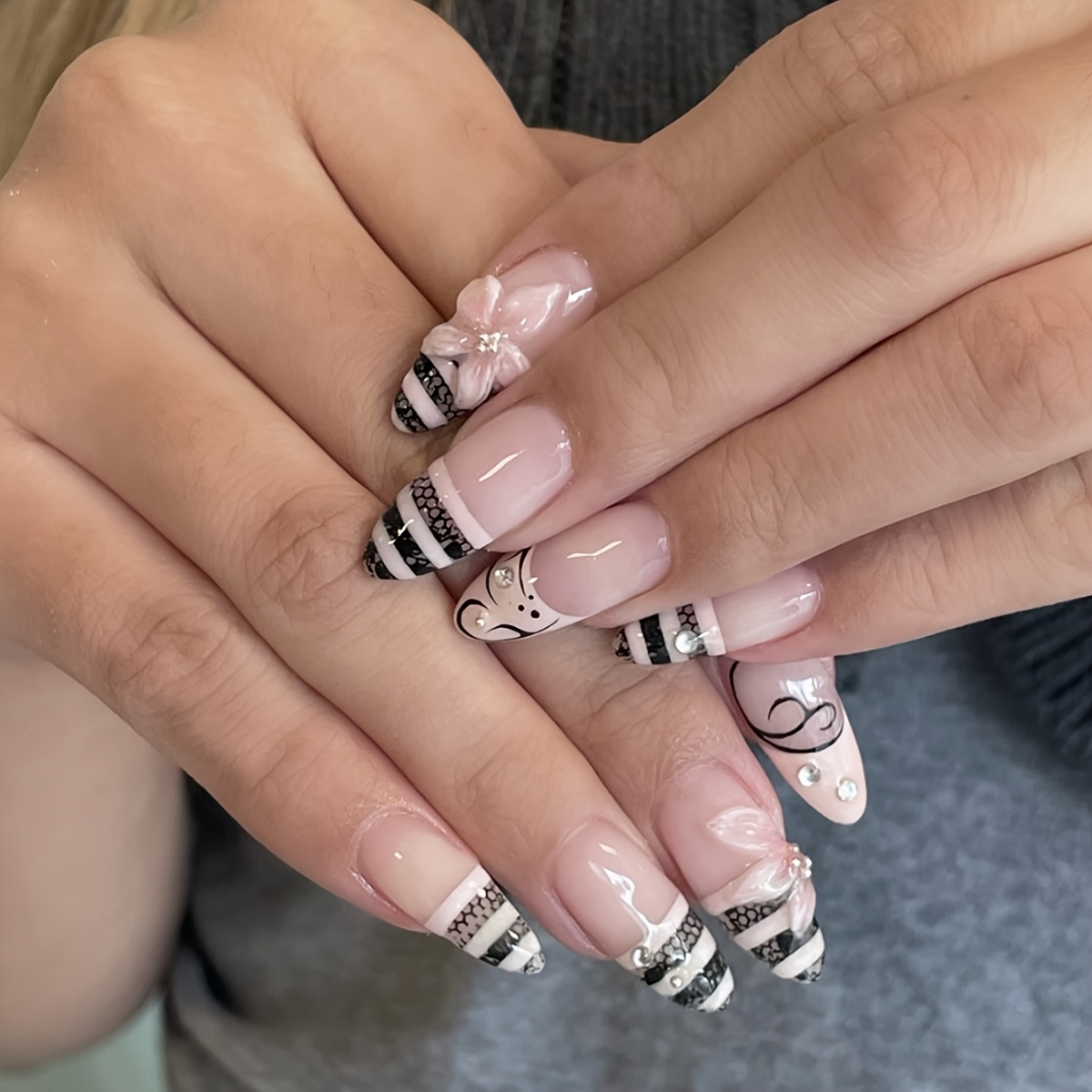 TEMU Franse amandelvormige druk-op nagels met zwarte en roze kanten strepen, 3D nagels met handgeschilderde bloemenkunst met witte strass- en stalen