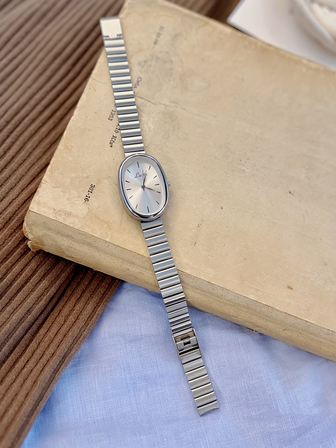 Vintage Golden-Tone Women's Quartz Watch - Chic Oval Stainless Steel Bracelet with Analog Display, Perfect for Daily Wear & Special Occasions like Valentine's, Easter, Mother's Day, Ramadan, and Eid - Simple, Luxurious Gift, Watch Accessories