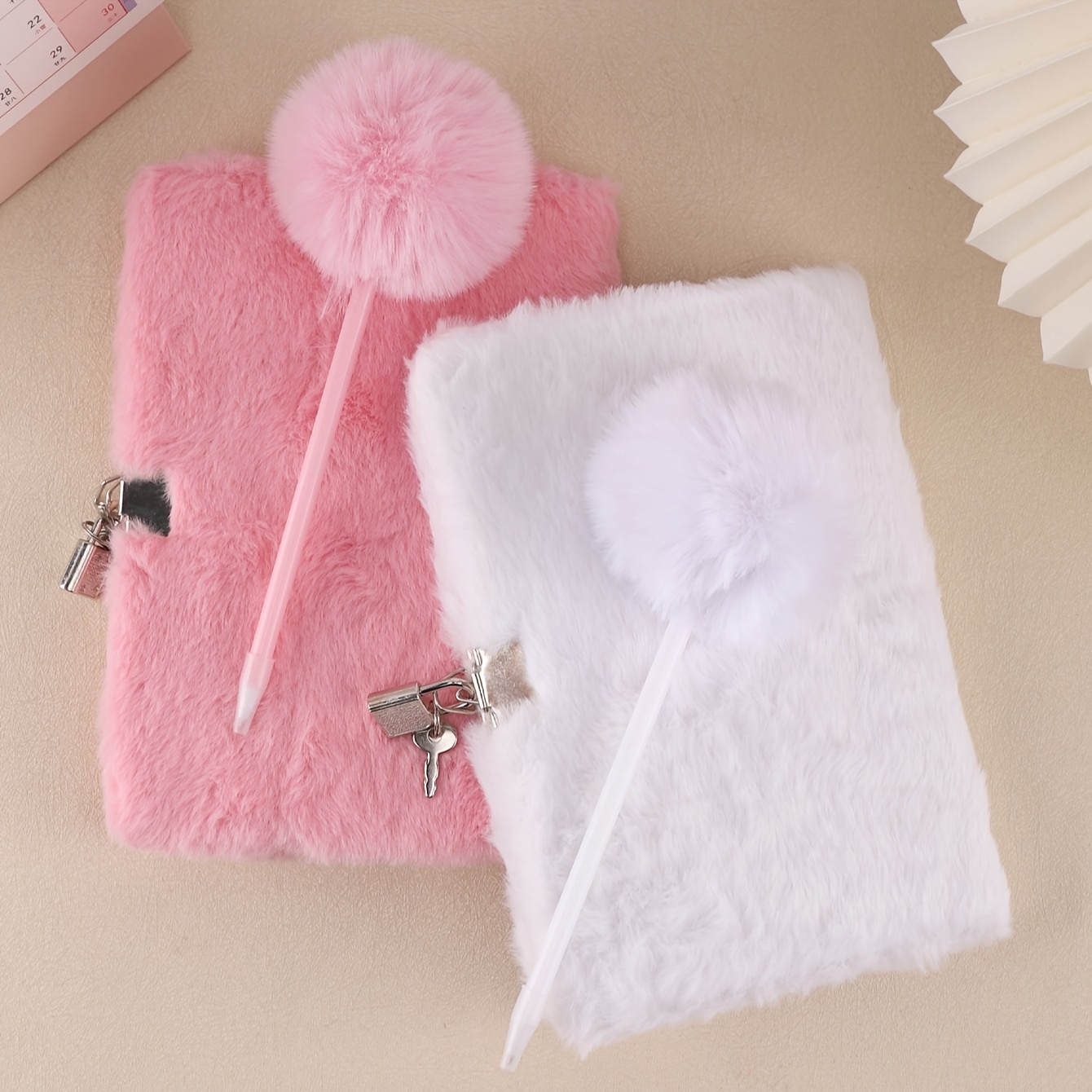 

rose en peluche avec serrure : Journal sécurisé personnalisé - Format A5, Carnet de rêve pour filles, Cahiers de fournitures scolaires (stylo inclus)