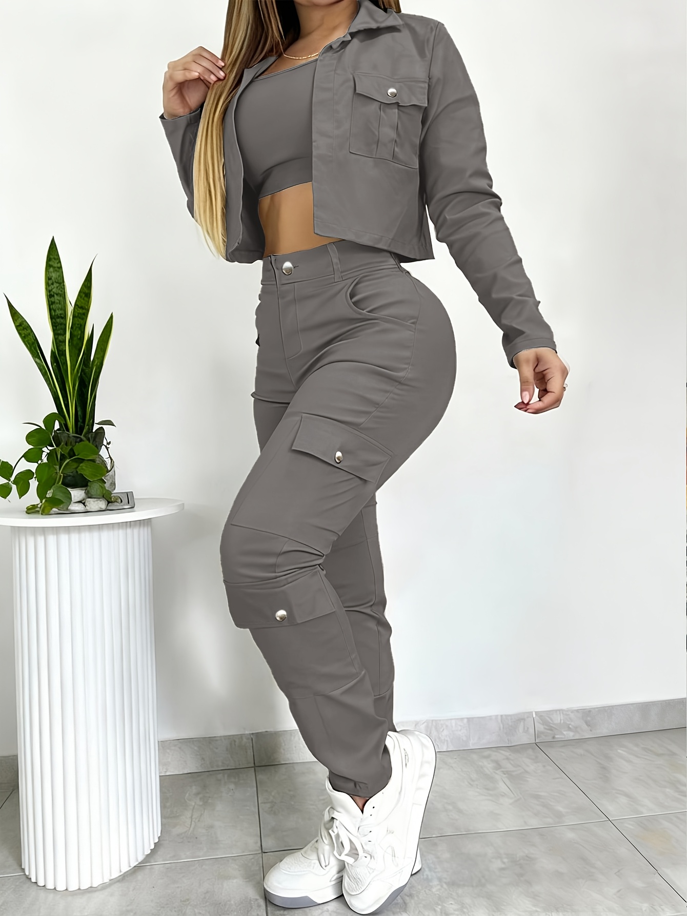 Conjunto Feminino Versátil de 2 Peças com Camiseta Cropped Justa de Gola V e Calça de Perna Larga