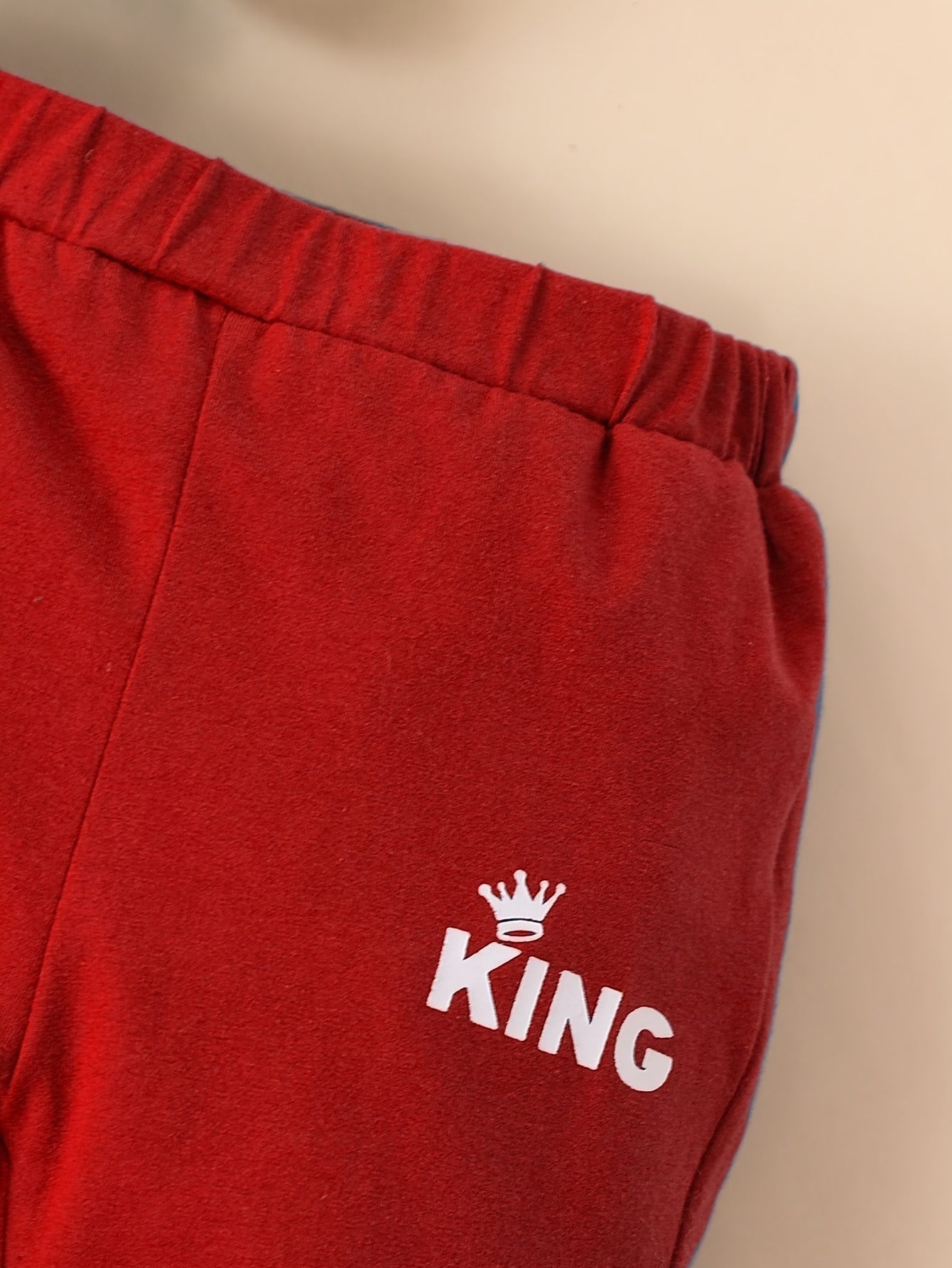 Effenkleurige romper met capuchon en lange mouwen