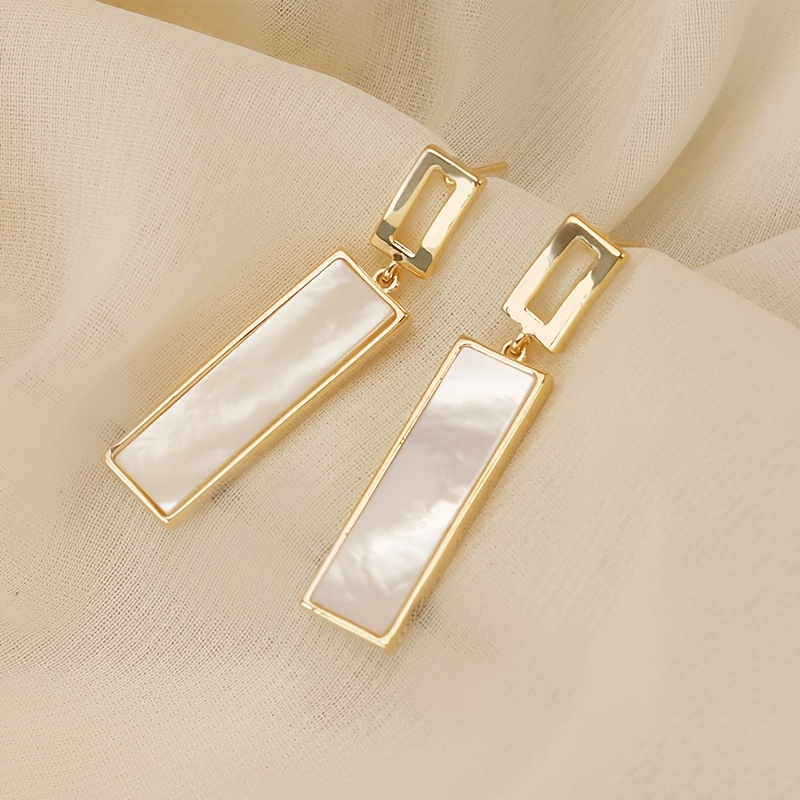 

A Pair Of Long Acrylic Earrings, Fashionable And Popular, Rectangular Earrings, , Retro, Gentle Temperament, Suitable For Weddings, Dances, Music Festivals, And Holiday Wear