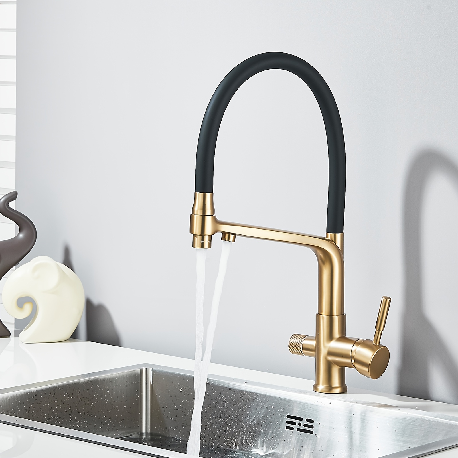 Image of Kitchen Hot And Cold Water Faucet, Suitable For European-style Sinks, With Water Flow And Pull-down Design, 360-degree Rotating Faucet, Golden