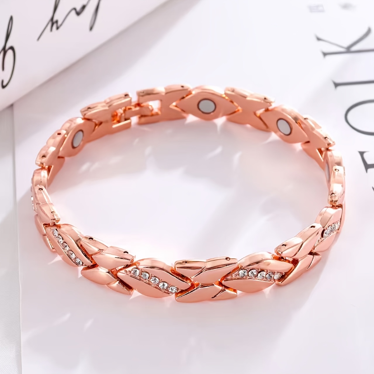Women's Leaf-inlaid Cubic Synthetic Zirconia Luxury Bracelet For Daily Wear And Parties