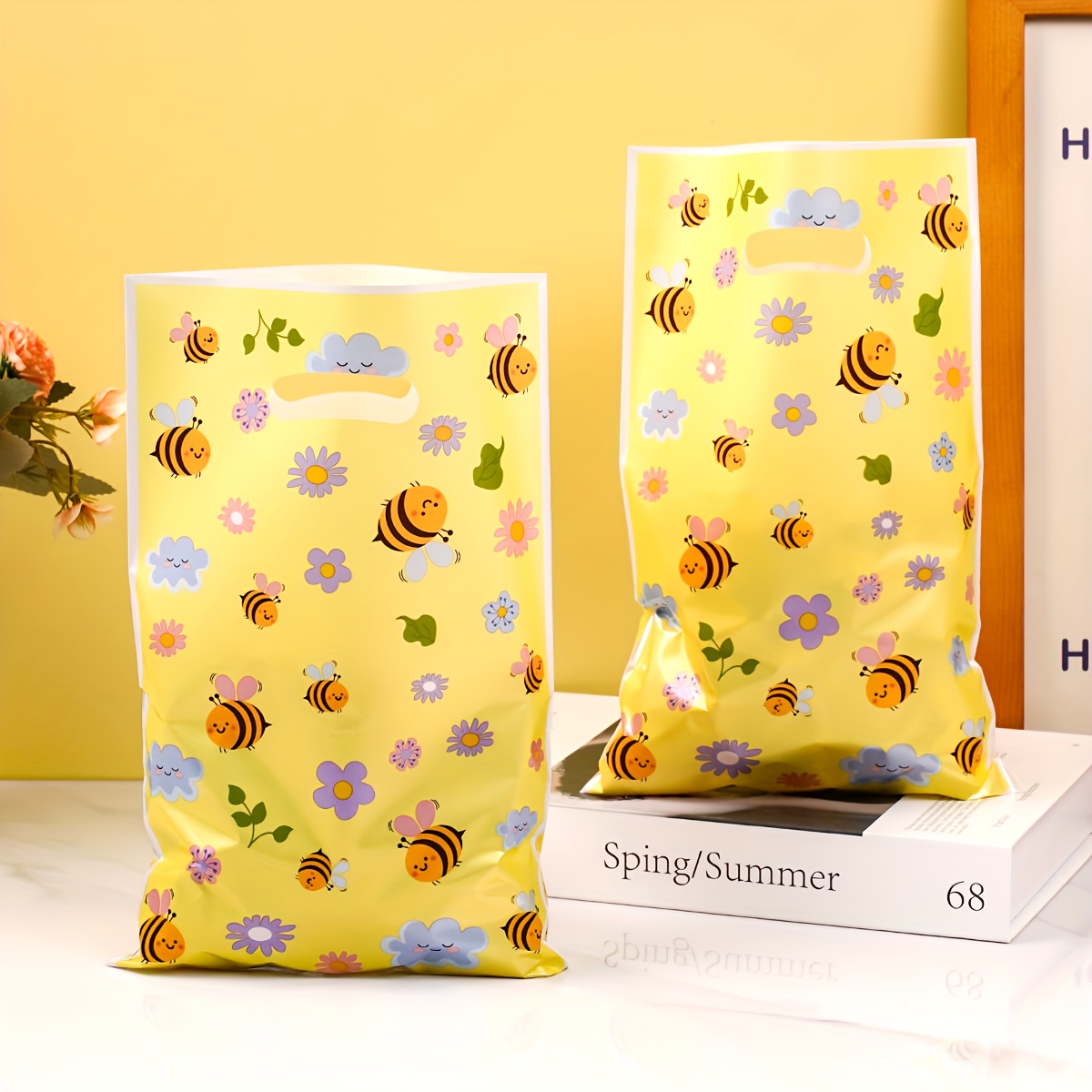 E-shop 50 Blätter/Set Kleine Biene Thema Plastik Geschenktüten mit Blumen-, Wolken- Bienen-Designs - Lochgriff, für Muttertag, Hochzeiten, Geburtstage