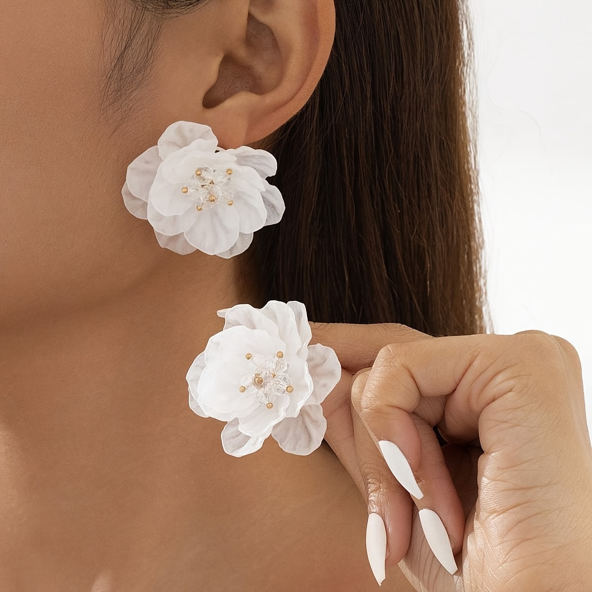 Image of A Pair Of Women's Fashionable Earrings Featuring A Romantic And Gentle Irregular White . Ideal As A Romantic Wedding Gift, Suitable For Daily Wear, Weddings, Travel, Or Vacation