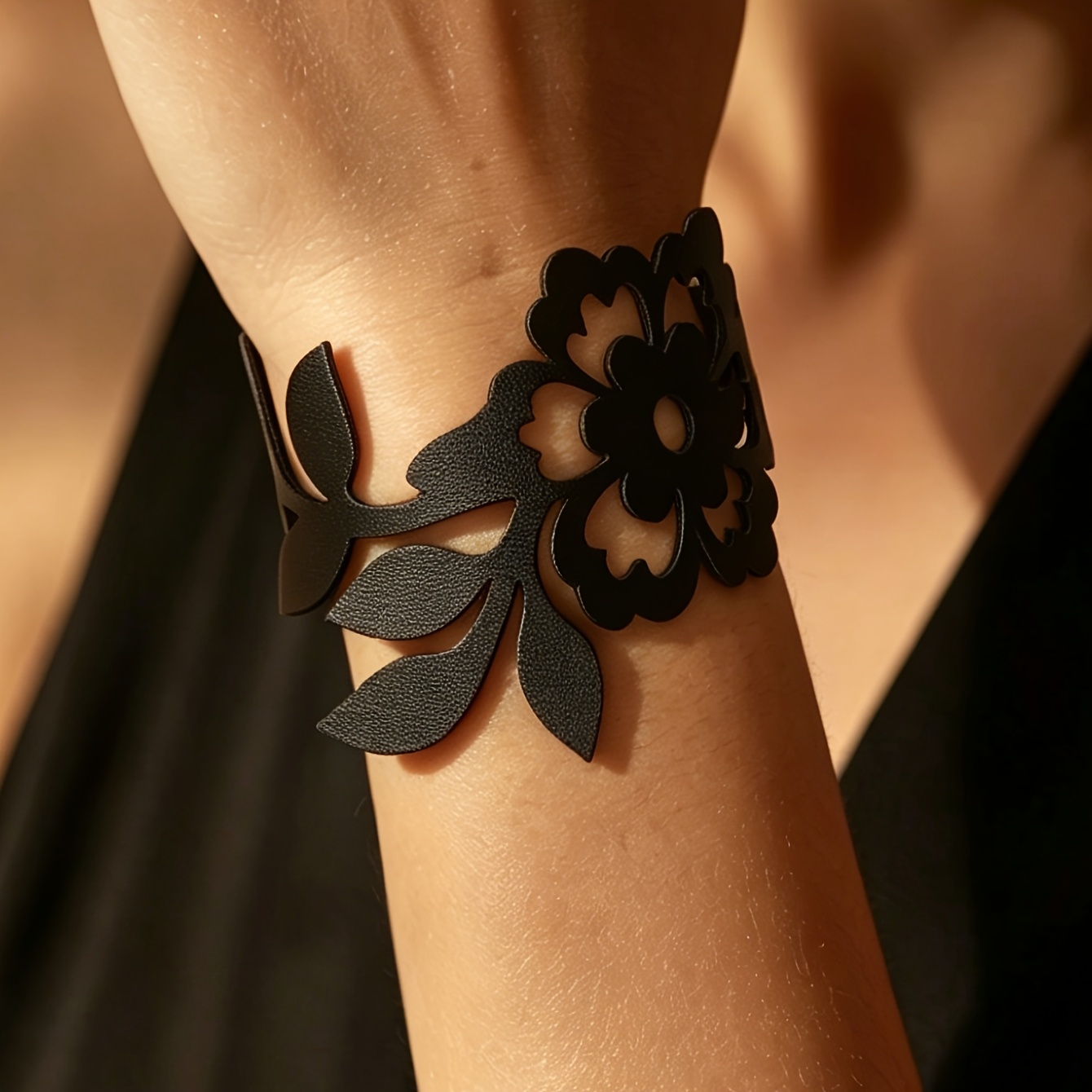 TEMU 1 bracelet noir à fleurs ajourées, style bohème punk, manchette large ouverte, bijou de poignet et , compatible avec tous les looks pour femmes