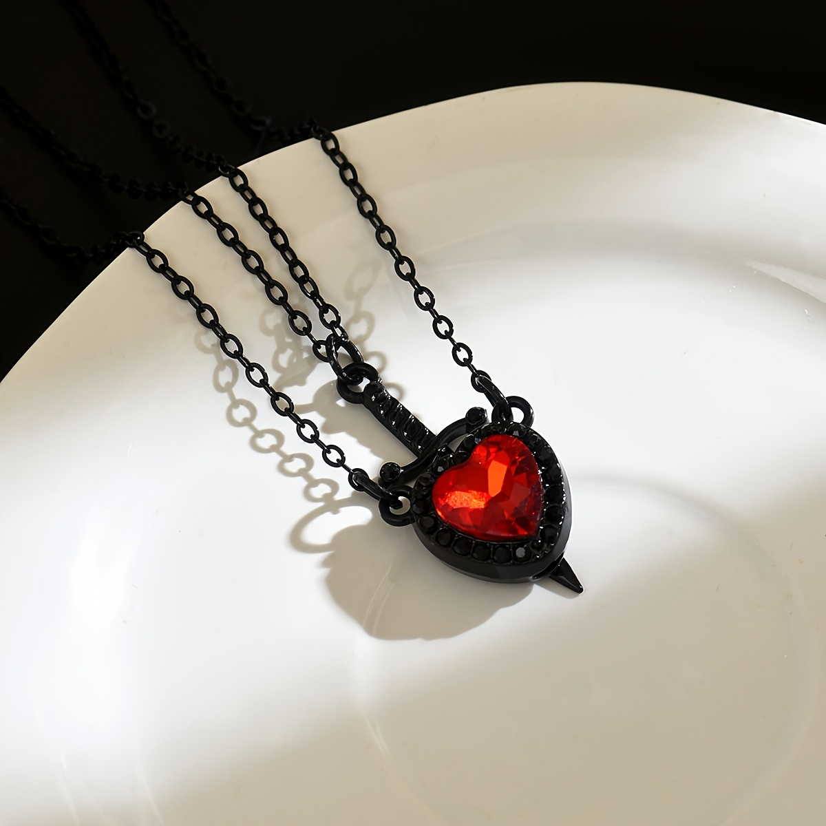 E-shop 2er-Set – Elegante Halskette mit herzförmigem Schwert-Anhänger im gotischen Stil. Halloween-Doppelherz-Halskette für Paare. Geeignet für den
