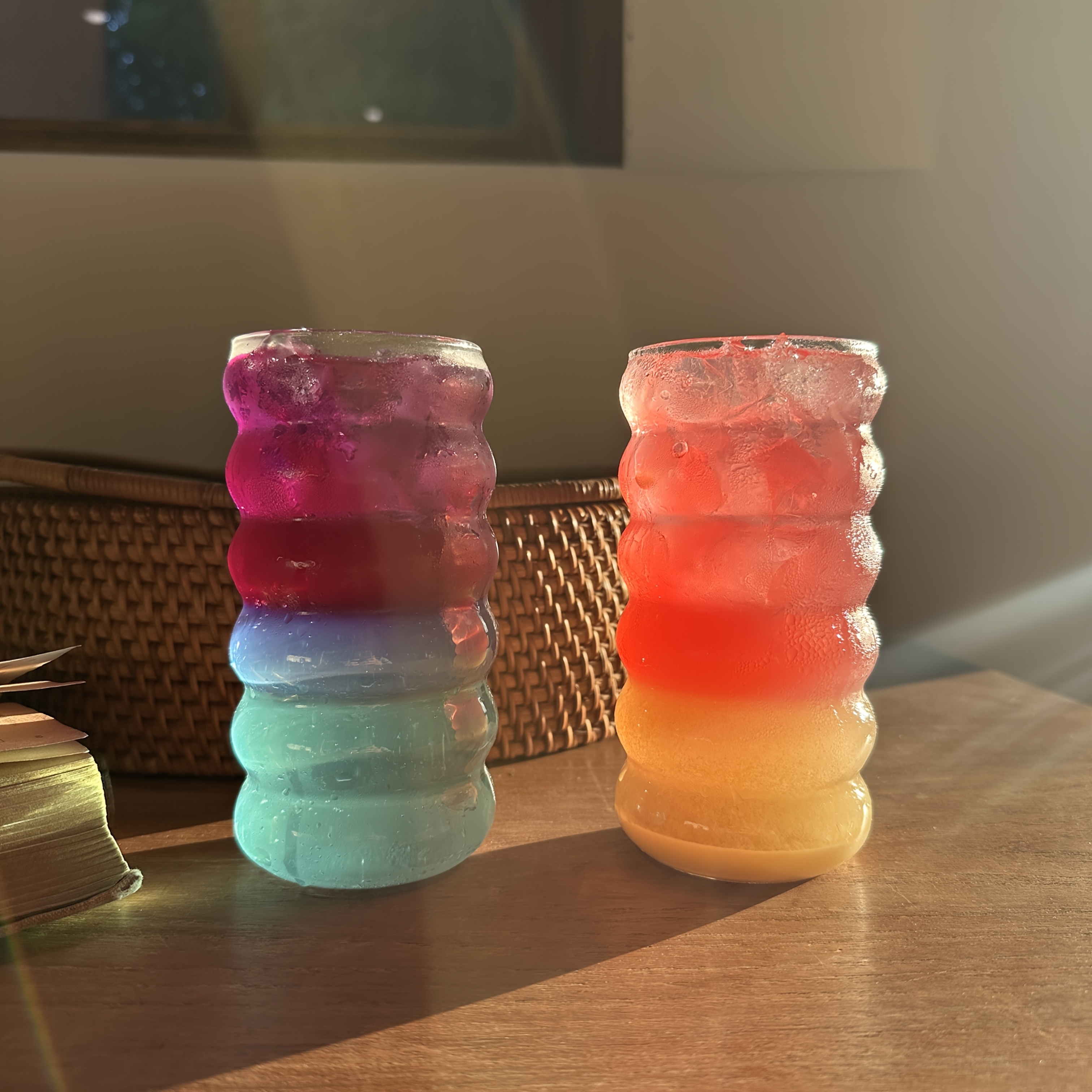 E-shop 2 übergroße Glasbecher mit Design, geeignet für Kaffee, Tee, Saft oder Smoothies. Hergestellt aus hochwertigem Borosilikatglas, diese