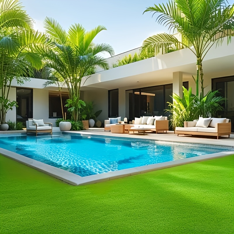 Dos rollos de césped artificial grande, altamente realista, resistente a los rayos UV y duradero, hecho de material plástico que permanece verde todo el año. Adecuado para jardines exteriores, terrazas, patios de villas y también se puede utilizar para ceremonias de graduación.