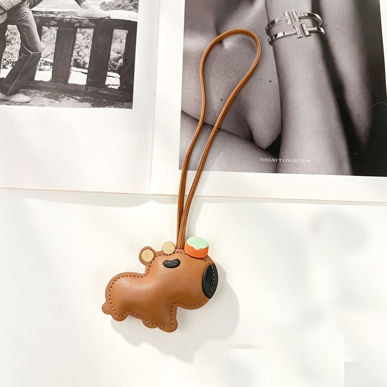 TEMU Porte-clés en cuir PU avec dessus fraise, Adorable breloque de sac de capybara de dessin animé, Ornement de voiture multicolore à suspendre,