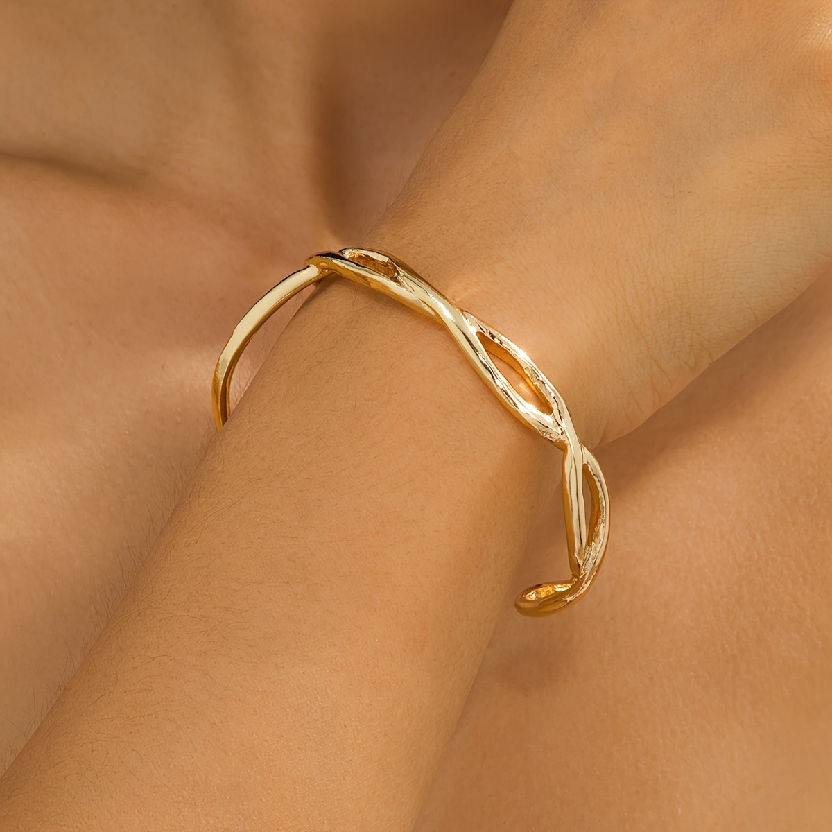 Women's Minimalist Hollow Heart Opening Bracelet
