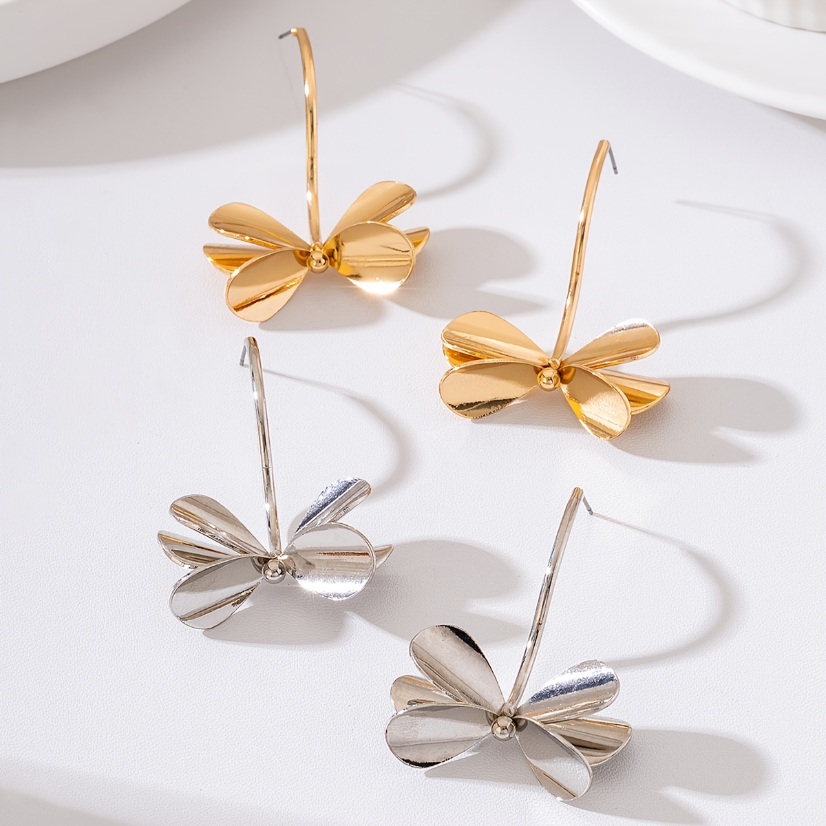 Women's Vintage Elegant Metal Line Floral Earrings