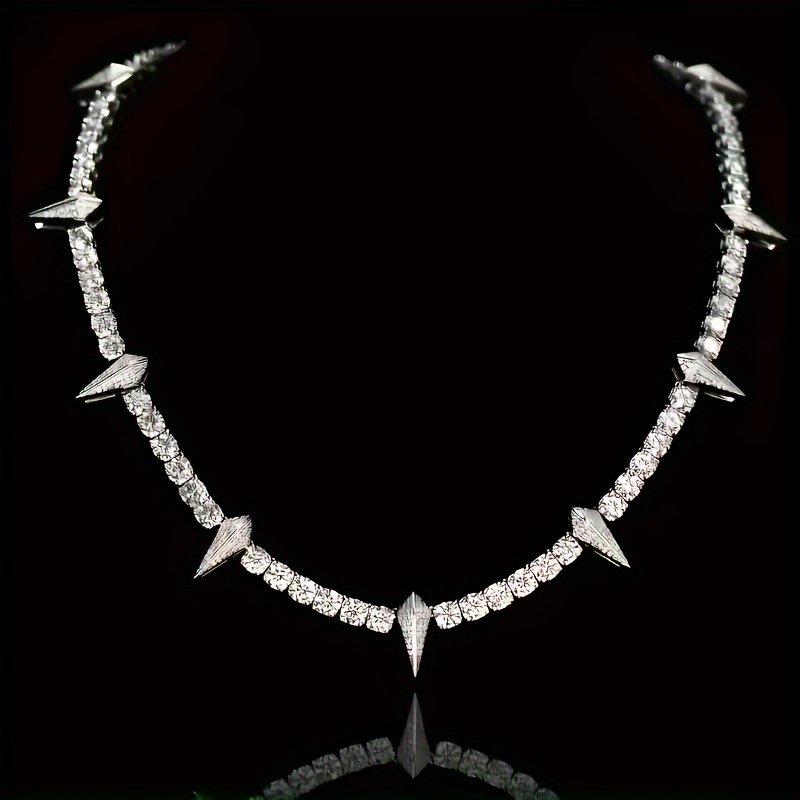 

A Beautiful Necklace With Synthetic Zircon , Suitable For Wearing , Banquets, Valentine's Day, Anniversaries, And Day. A Perfect Gift That Comes In A Beautiful Box.