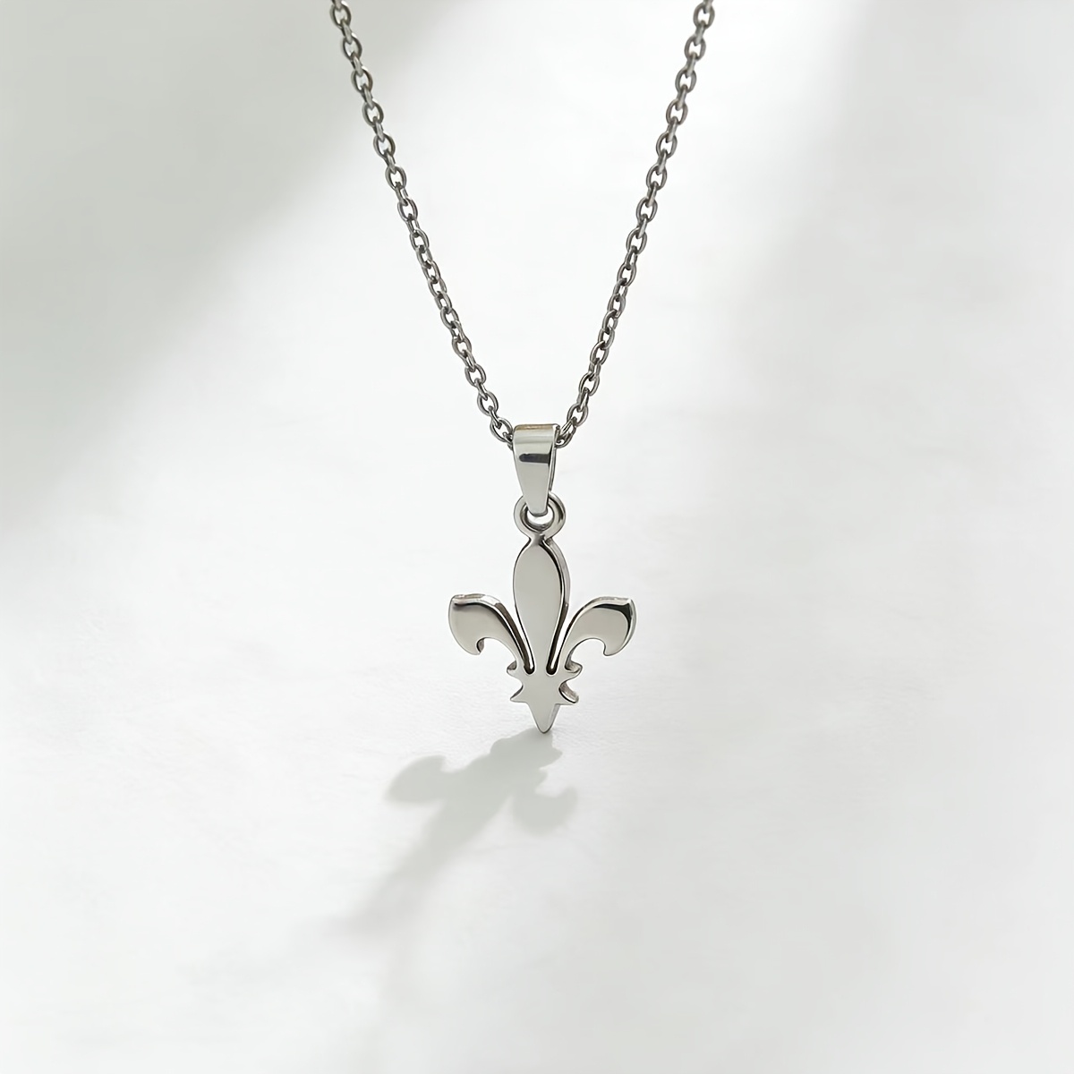 A 304 Stainless Steel Low-sensitivity Material Iris Pendant Necklace, Suitable For Men And Women' Wear, Holiday Gifts