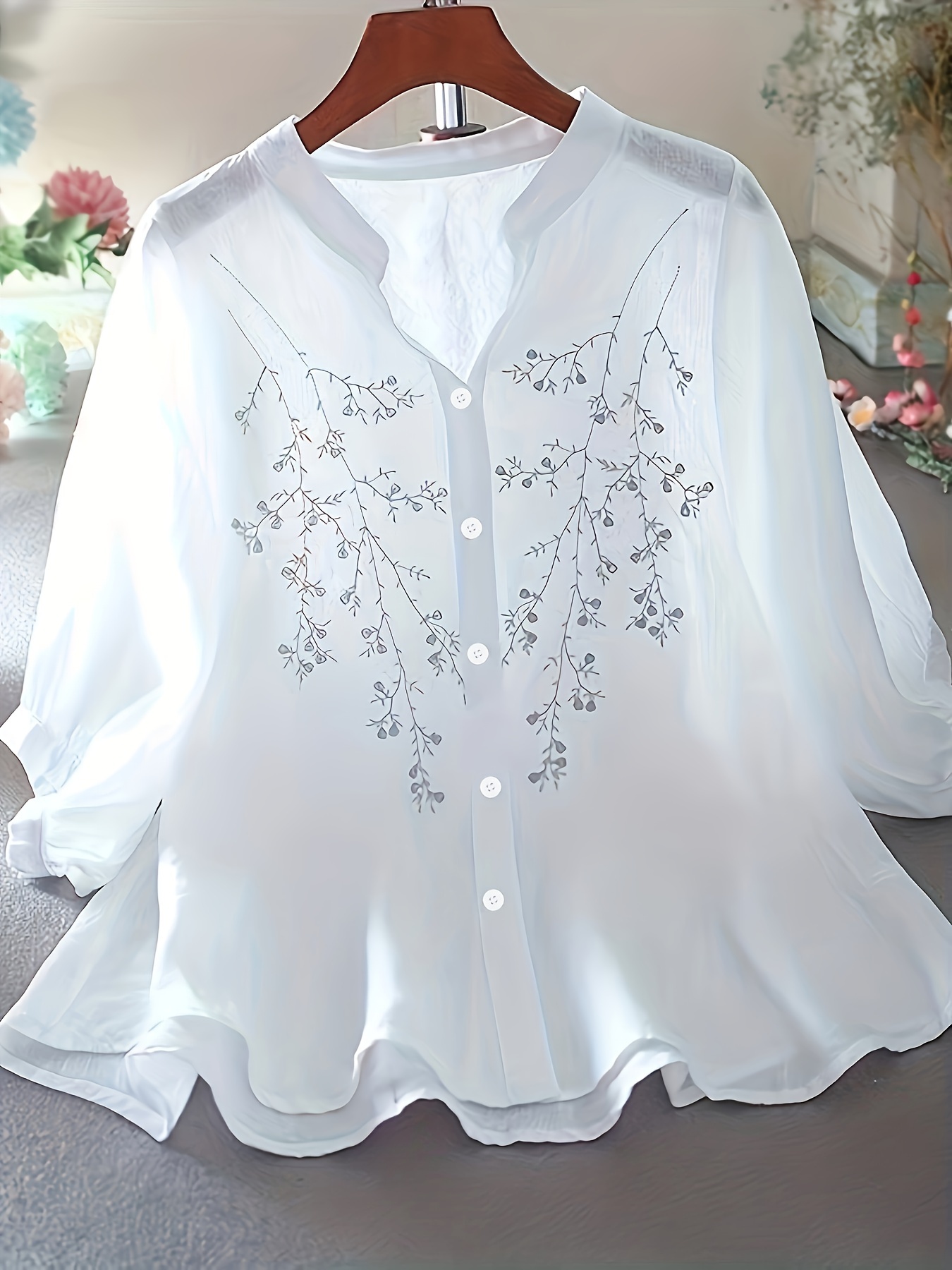 Blusa simples com padrão floral, blusa elegante com gola frontal e botão, roupas femininas