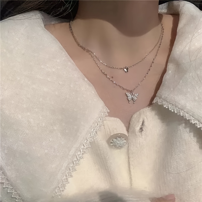 Collar de Mariposa Doble Capa para Mujeres - Elegante, Cadena de Acero Inoxidable con Detalles, Diseño Minimalista y Ligero para Uso Diario y Fiestas, Idea de Regalo para San Valentín, Joyería de Mariposas, Accesorio Especial para Ocasiones, Detalle de Cadena Retorcida, Complemento Refinado