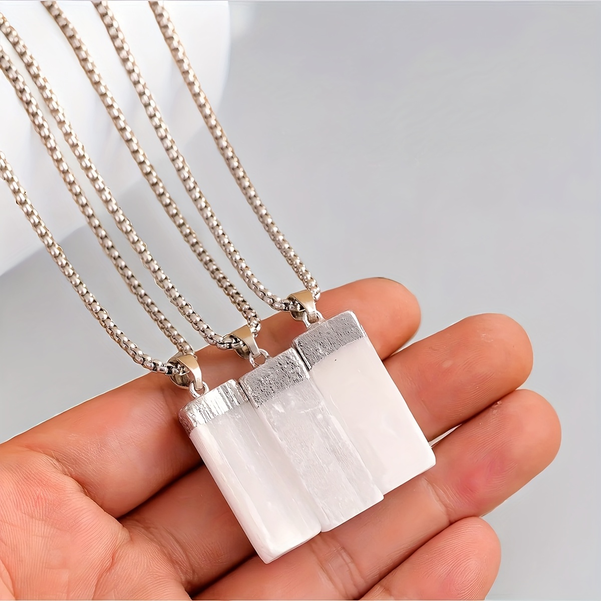 

1/3pcs, White Selenite Pendant, Men's And Women's Selenite Crystal Necklace, Holiday Gift, Birthday Gift, Christmas Gift, Natural Stone Has Occurring , Please Purchase With Caution