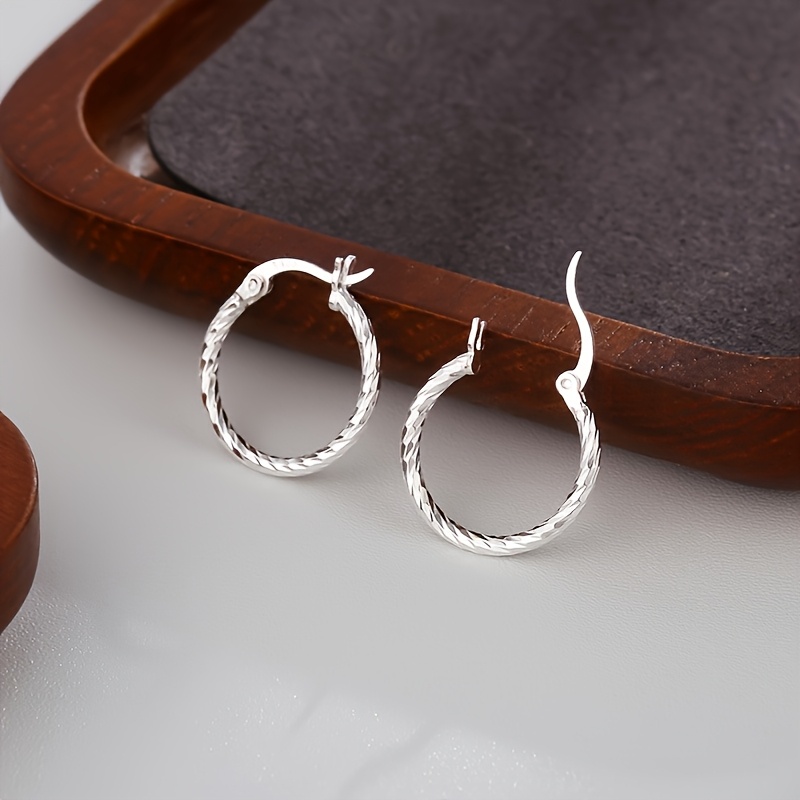 

1pair Silver Plated Minimalist Geometric Kink Round Hoop Earrings - Womenjewelry - , Hypoallergenic, Nickel-free, , And Accessory For Wear.