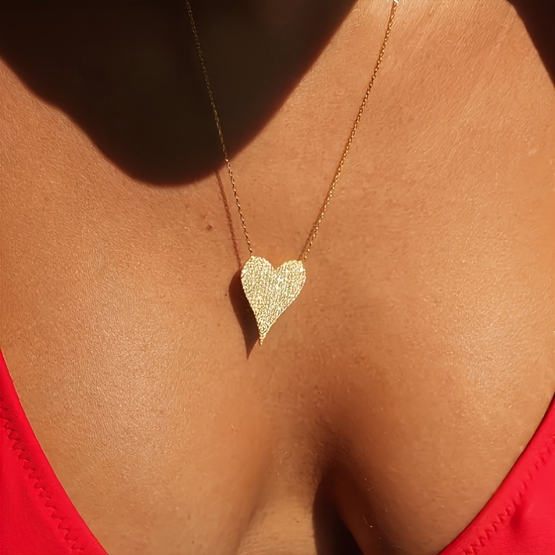 TEMU Un collier de luxe en synthétique de cœur, pendentif composé d'un incrustation abondante de synthétique étincelante, associé à une chaîne dorée,