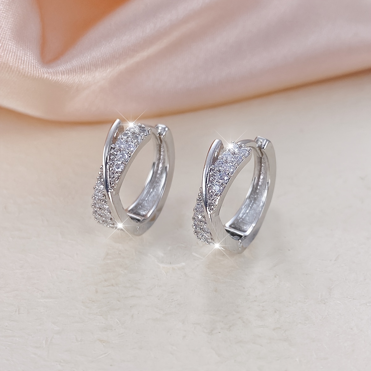 1 Pair Of Women's Fashion Ear Cuffs, Exquisite And Compact Ear Hoops, Light Luxury High-end Feel Earrings, Hoop Earrings, Stud Earrings, Jewelry