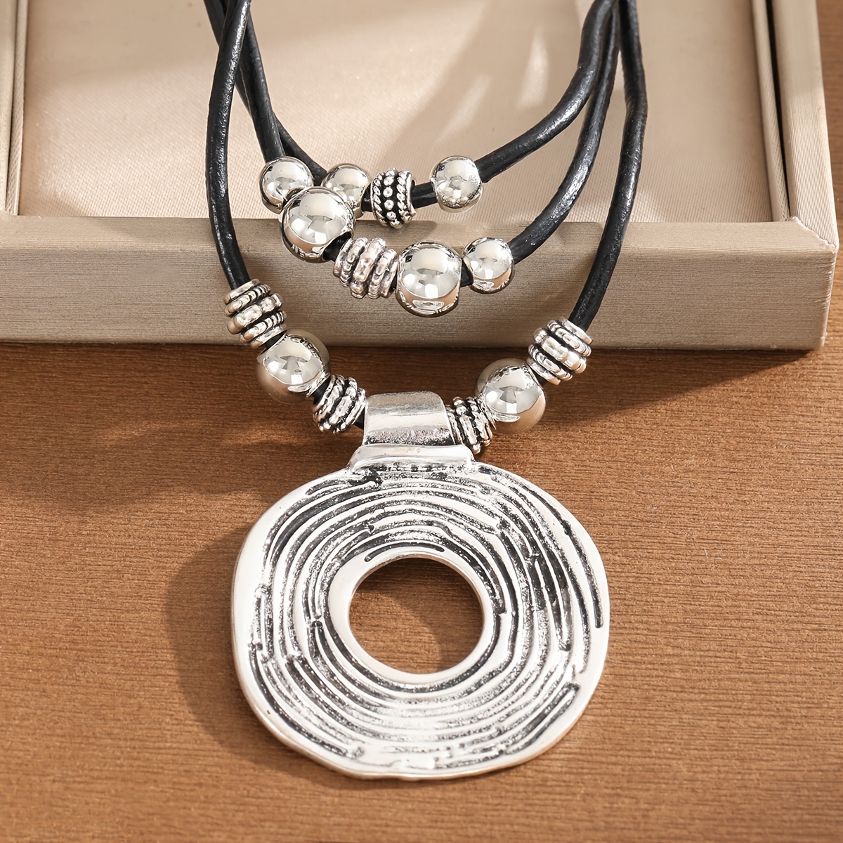 TEMU Collier à cordons multicouches de style tribal vintage avec pendentif en cercle creux à texture irrégulière