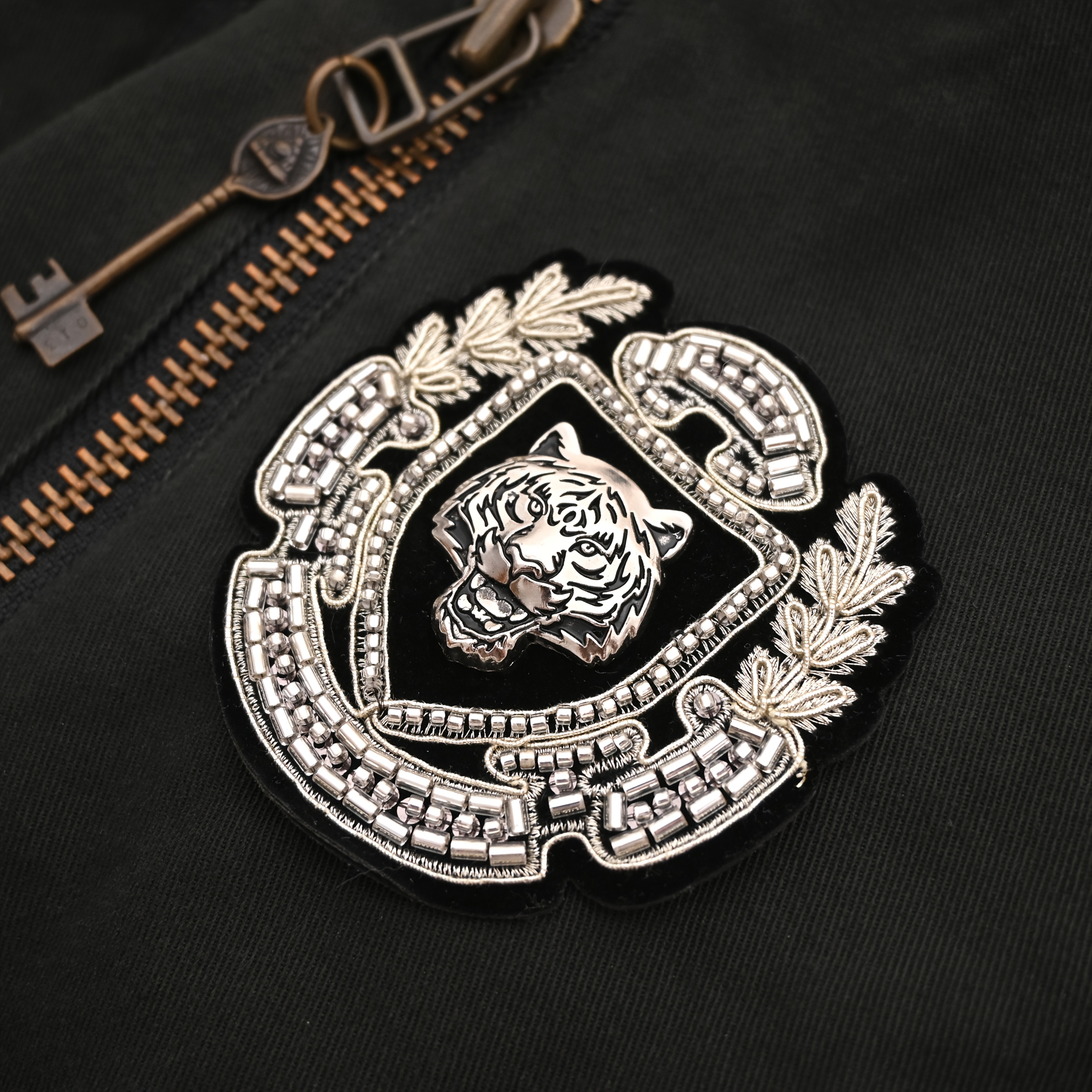 TEMU Gorgeous Court-style And Vintage Academic-style Embroidery Featuring -dimensional Tiger And Wreath Badge, With Hand- Beads And Sequins On A .