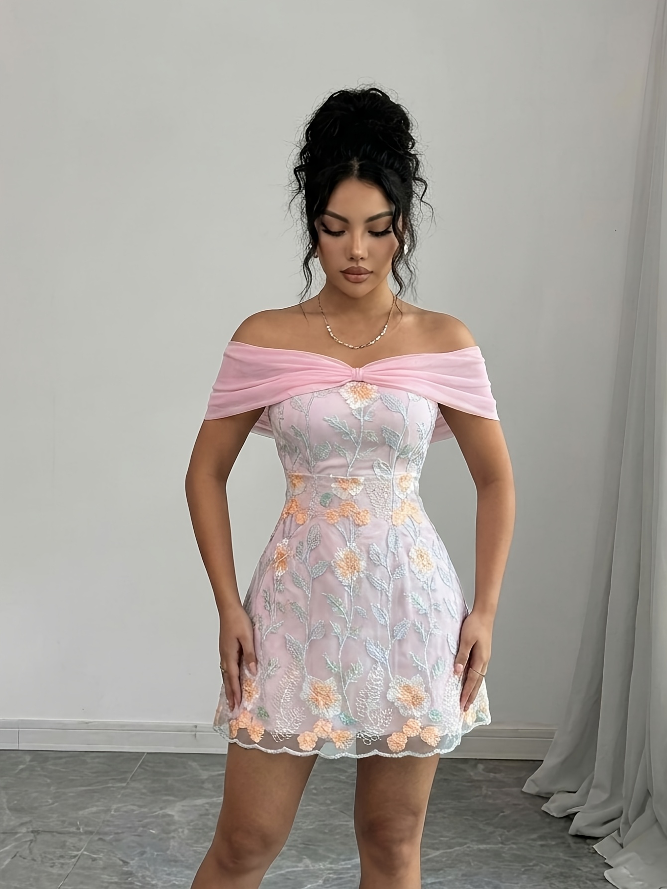 Robe élégante pour femme avec broderie en résille, patchwork de couleur unie et encolure asymétrique à une épaule