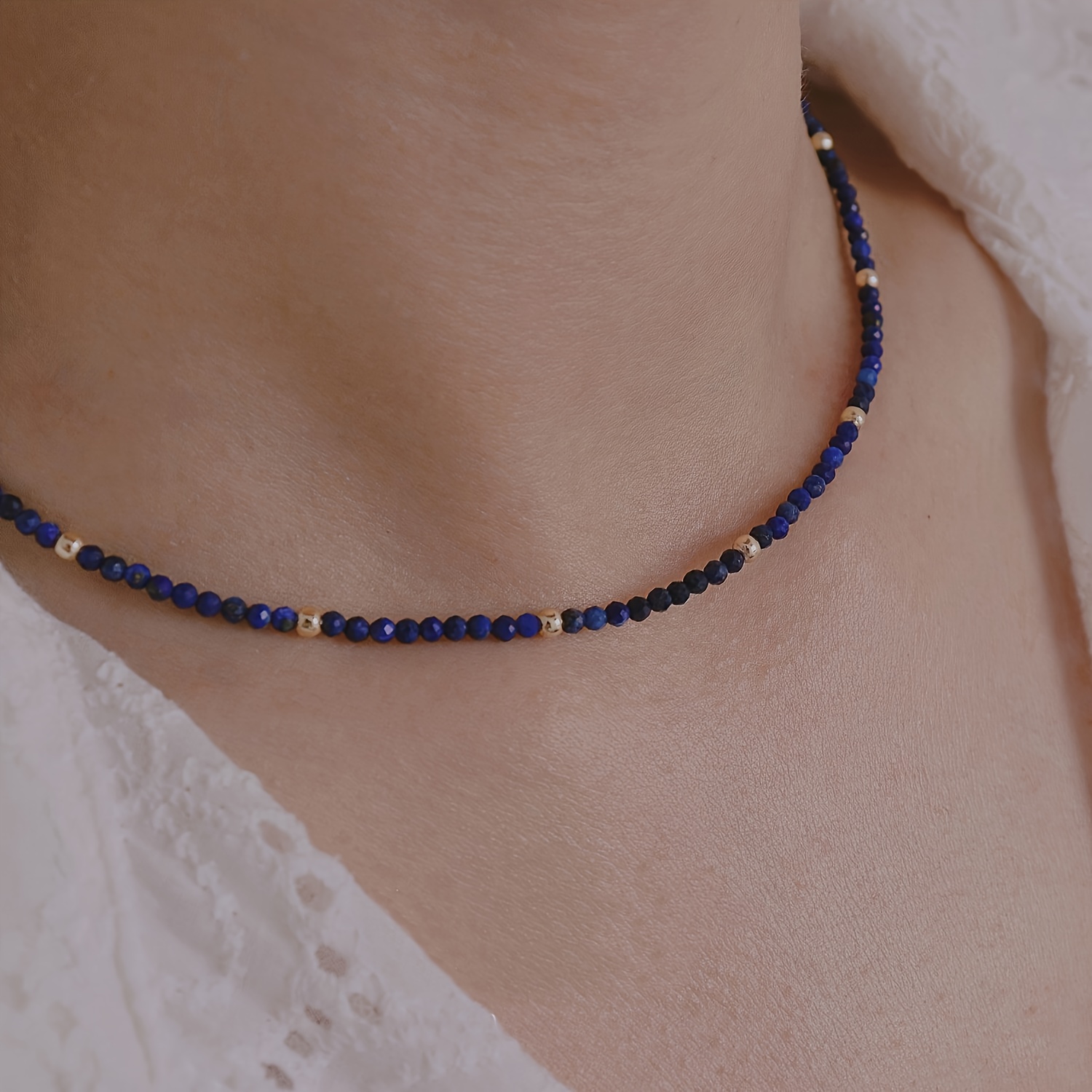 

Collier bohème en lapis-lazuli naturel, design français fait main, bijou haut de gamme pour femme, parfait pour un usage quotidien ou comme cadeau.