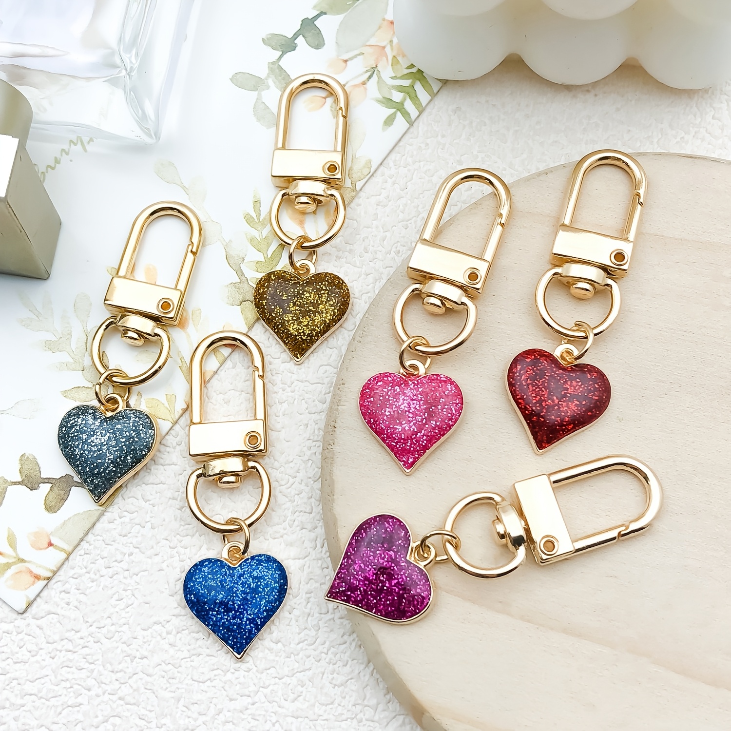 E-shop 6-teiliges Set modischer minimalistischer bunter Gold-Tropfen-Herz-Anhänger. Valentinstag Schlüsselanhänger geeignet für Rucksäcke, Geldbörsen