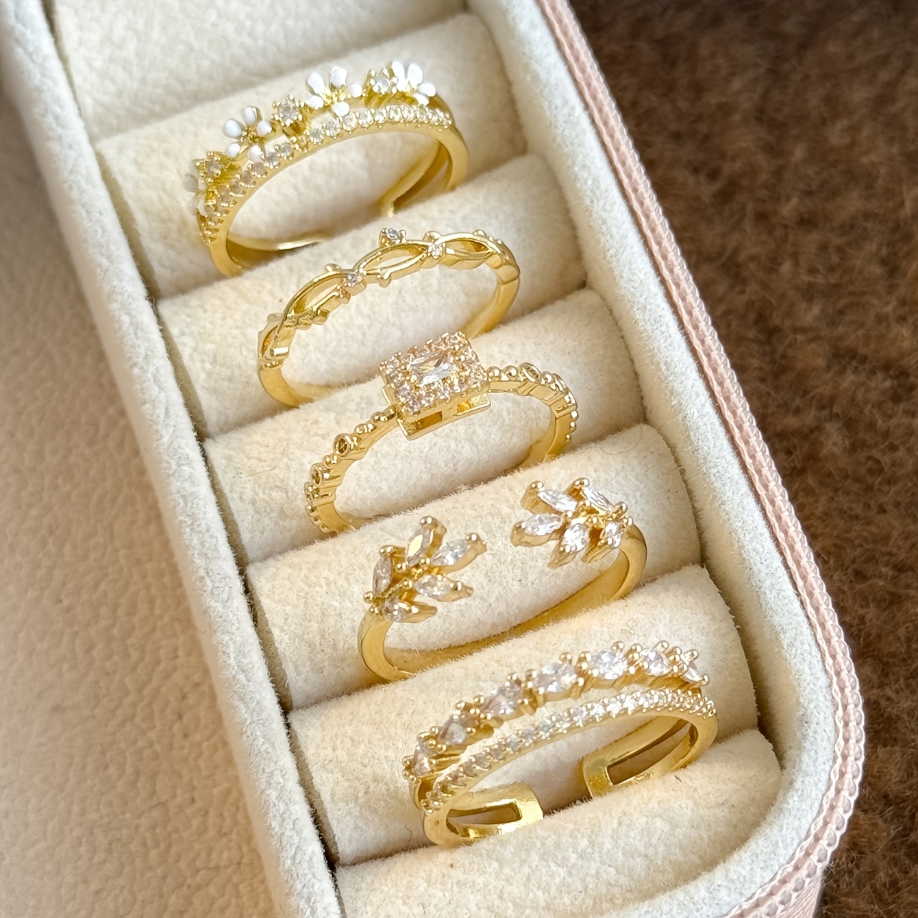 E-shop 5-teiliges süßes, , hochwertiges, leichter Luxus, einzigartiges elegantes Schmuckset mit floralen, Blatt- geometrischen Motiven, geeignet für