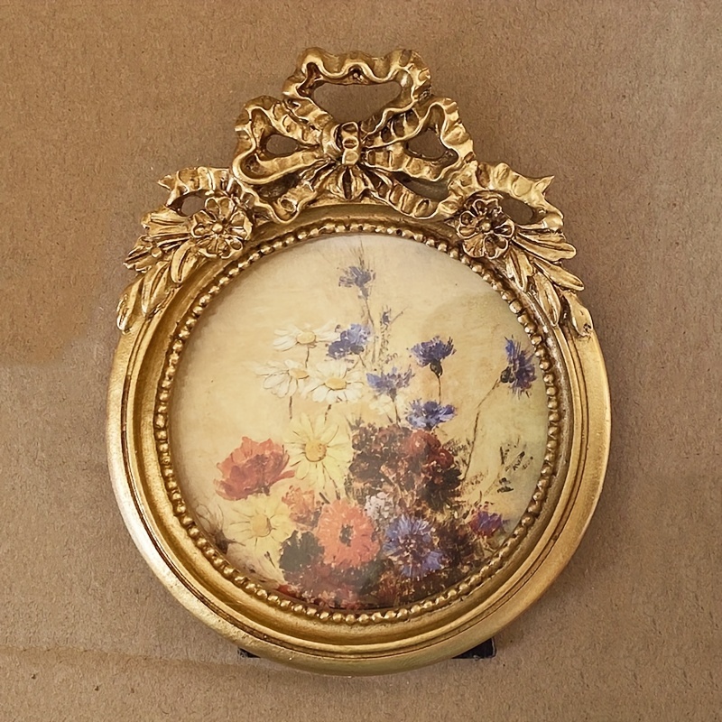 

1pc Antique Golden Round Carved Mini Photo Frame, Nostalgic Court Style Photo Frame, For Home Wall Decoration, Desktop Decoration, Figure Photo Decorative Frame, Room Decor, Home Decor