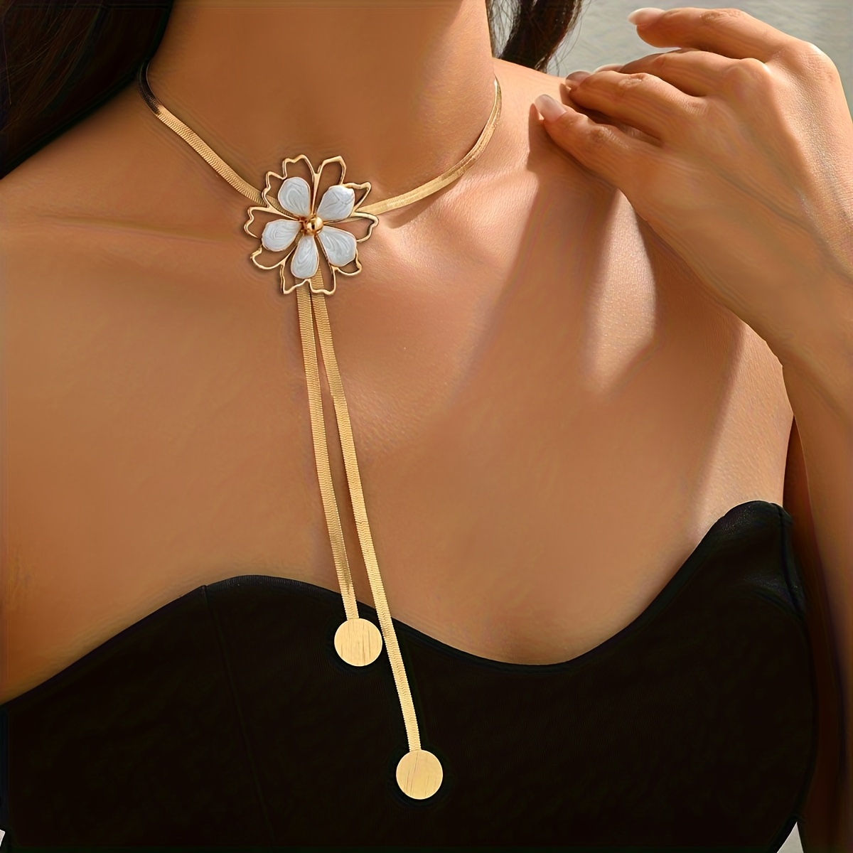 TEMU Un collier polyvalent adapté à toutes , présentant un design du Moyen- élégant et stylé avec des pompons floraux. Il met en valeur des pétales