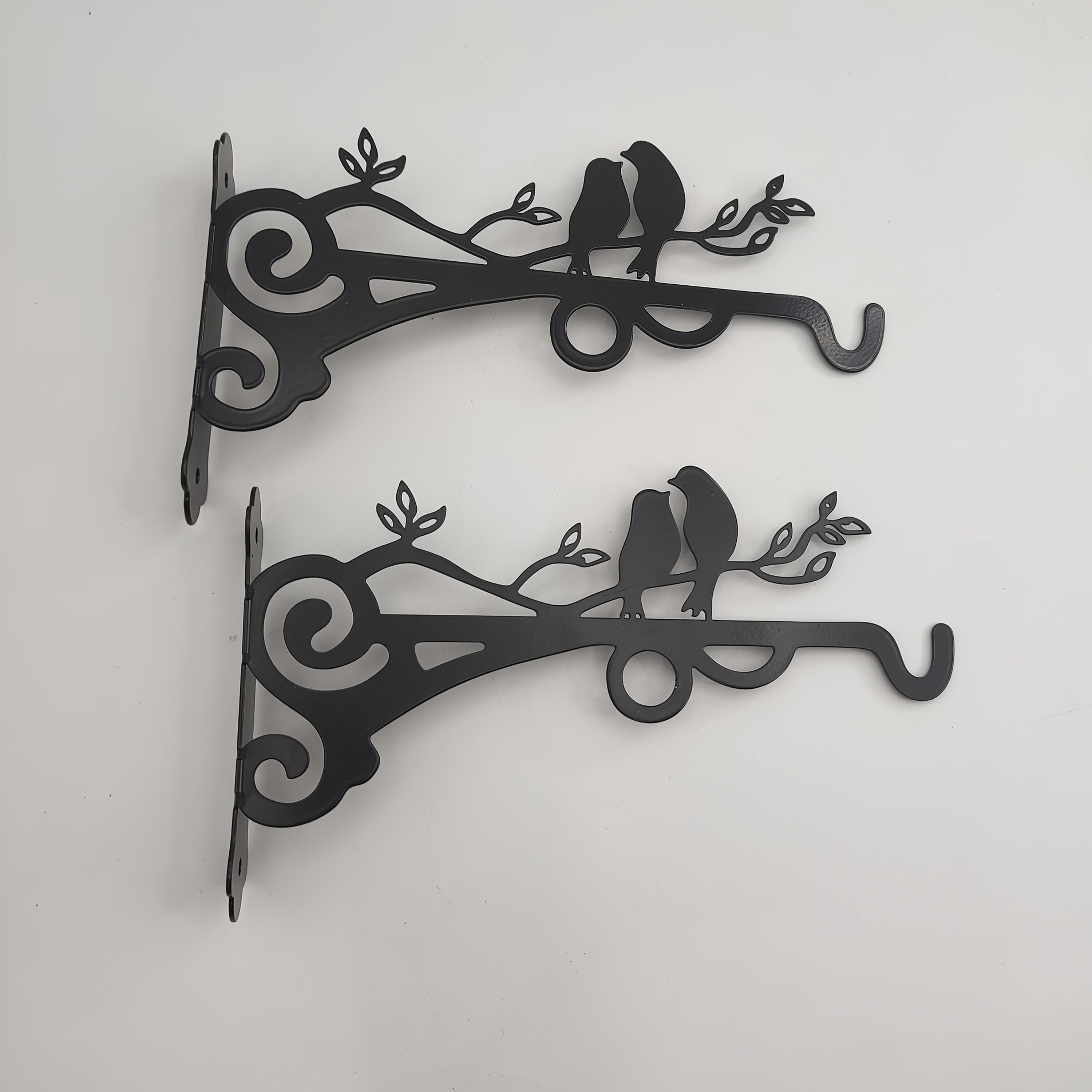 E-shop Kranzhaken aus Metall in Schwarz für , 8" x 4,6", einfache Installation mit Montageschrauben, geeignet zum Aufhängen von Gartenblumenkörben,