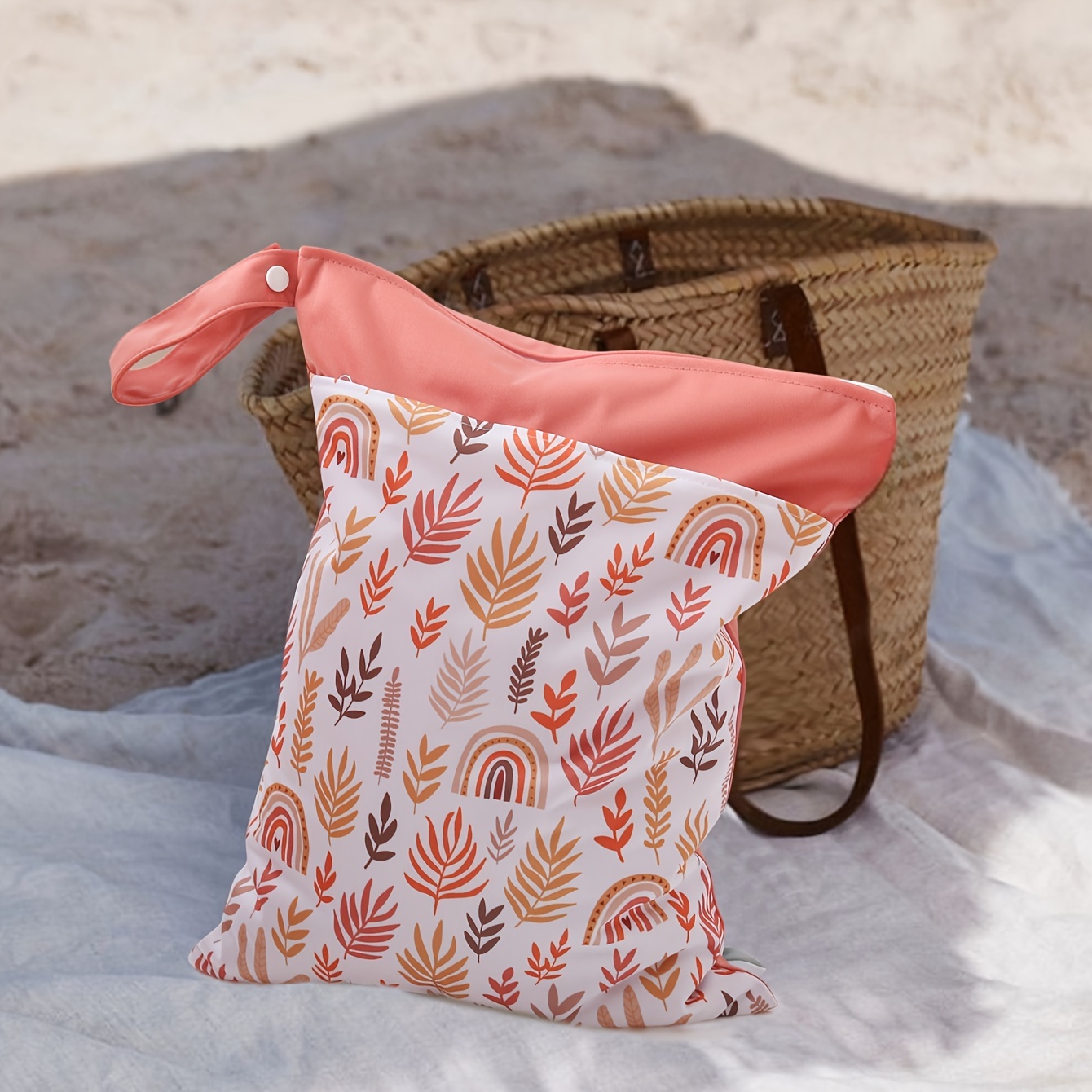 A Diaper Storage Bag With Leaf Print For Moms, Designed For Separating Wet And Dry Items During Travel
