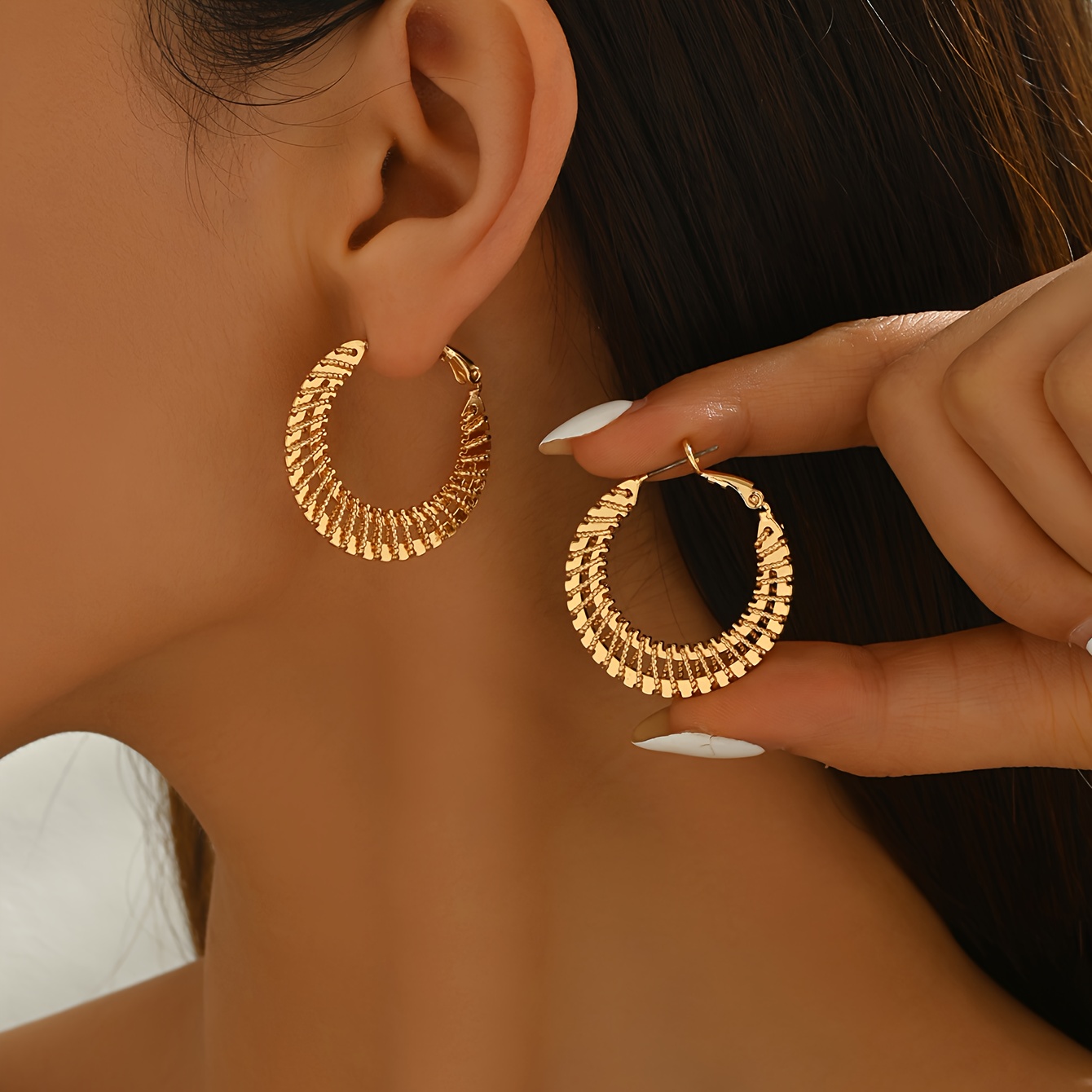 E-shop 1 Paar modische C-förmige Damen-Hoop-Ohrringe im Vintage-Stil europäisch-amerikanisch, aus kupferfarbenem, ausgehöhltem, geflochtenem Metall,