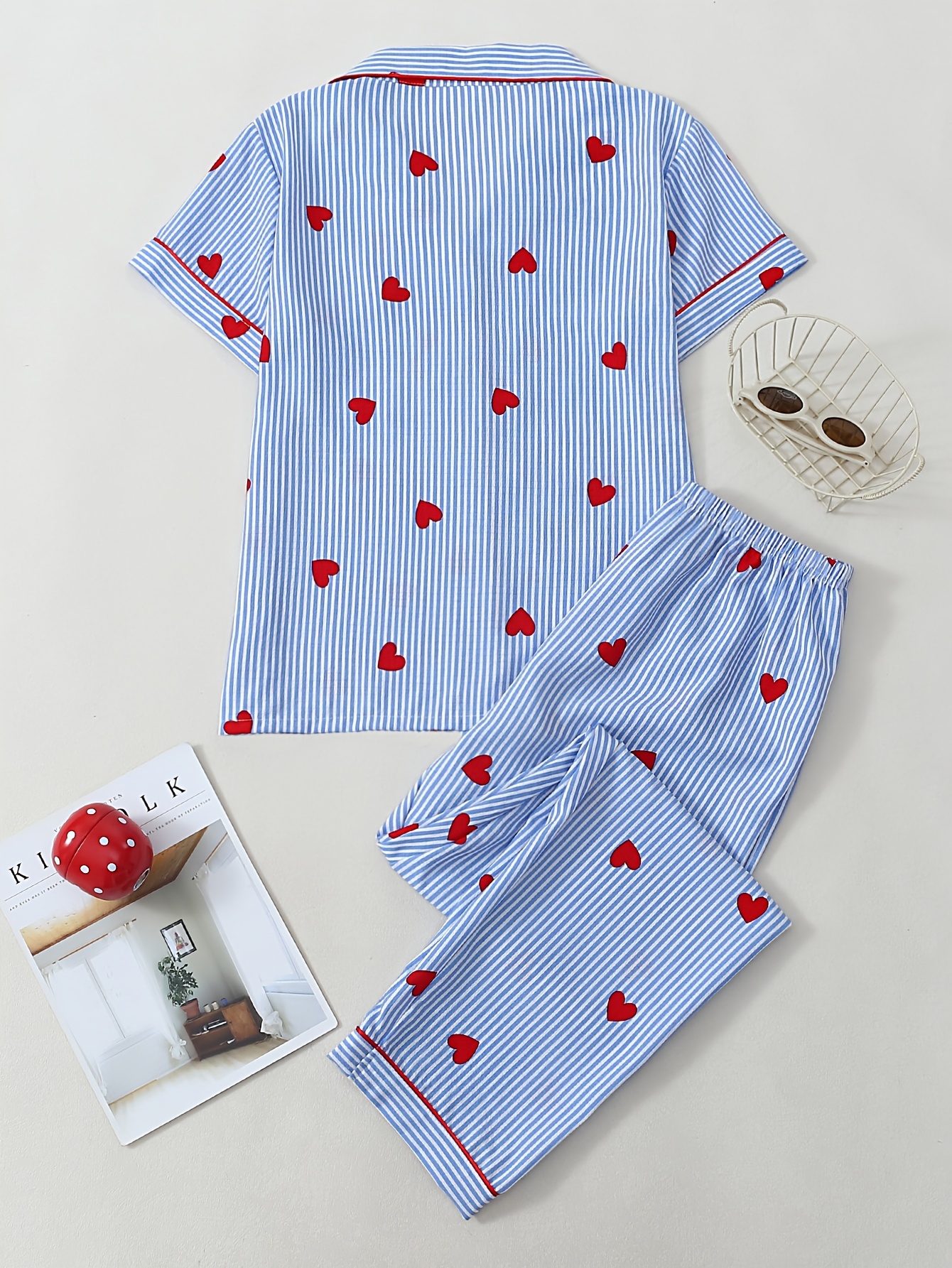 imagen del artículo Conjunto de pijama casual de solapa para mujer de primavera/verano con estampado de corazones a rayas, con parte superior abotonada con ribete y pantalones con cinturilla elástica, 1 pieza de parte superior de manga corta y 1 pieza de pantalón largo, juego de 2 piezas, Abrir en una nueva pestaña.