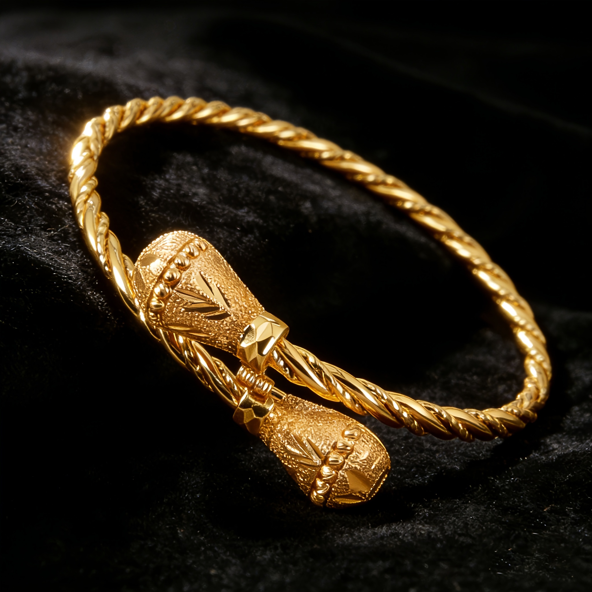 TEMU Bracelet Bracelet Vintage Torsadé Doré Ouvert avec en Relief, Texture de Luxe Léger, Unique Haut de Gamme, Accessoire Polyvalent pour les