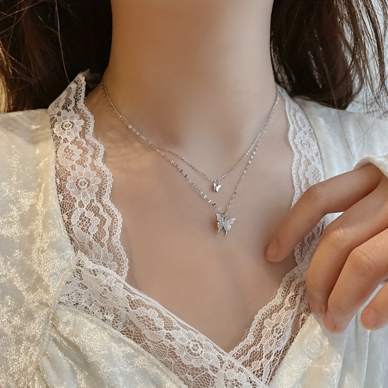 Collar de Mariposa Doble Capa para Mujeres - Elegante, Cadena de Acero Inoxidable con Detalles, Diseño Minimalista y Ligero para Uso Diario y Fiestas, Idea de Regalo para San Valentín, Joyería de Mariposas, Accesorio Especial para Ocasiones, Detalle de Cadena Retorcida, Complemento Refinado