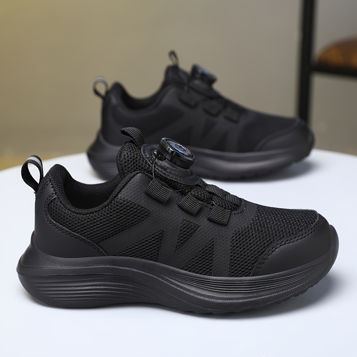 Boys' Running Shoes, Lightweight Student Shoes, Breathable Mesh Upper, Rotating Buckle Lacing, Outdoor Sports Casual Shoes. Suitable for All Seasons, Ideal for Running Shoes, Daily Casual and School Wear