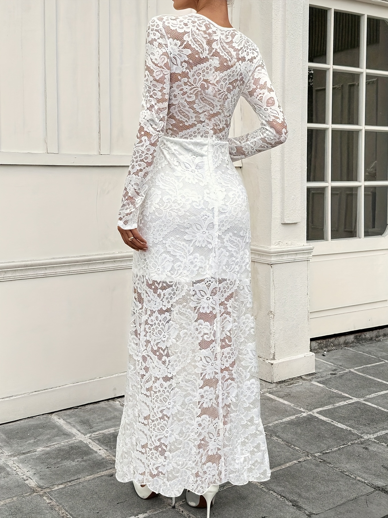 Robe maxi élégante en dentelle blanche à manches longues pour femmes - Col rond, détail fermeture à glissière, design fluide pour mariages, fêtes et événements formels