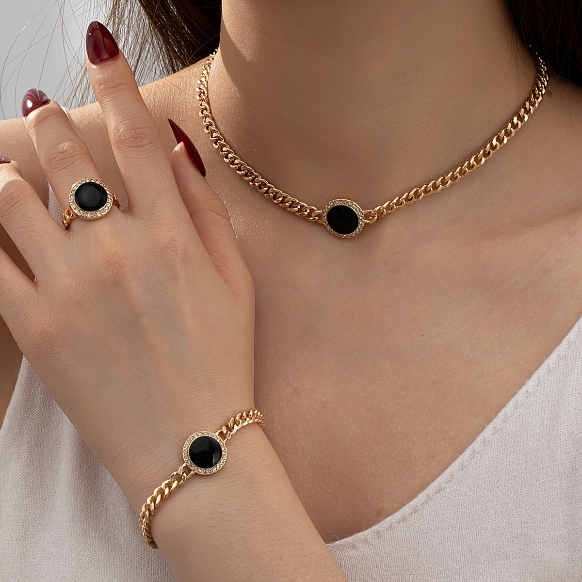 

1 Set Of Minimalist And Elegant Style Jewelry Set, Black Circular Pendant Golden Necklace, Ring, Bracelet, Three-piece Set, Jewelry For Women