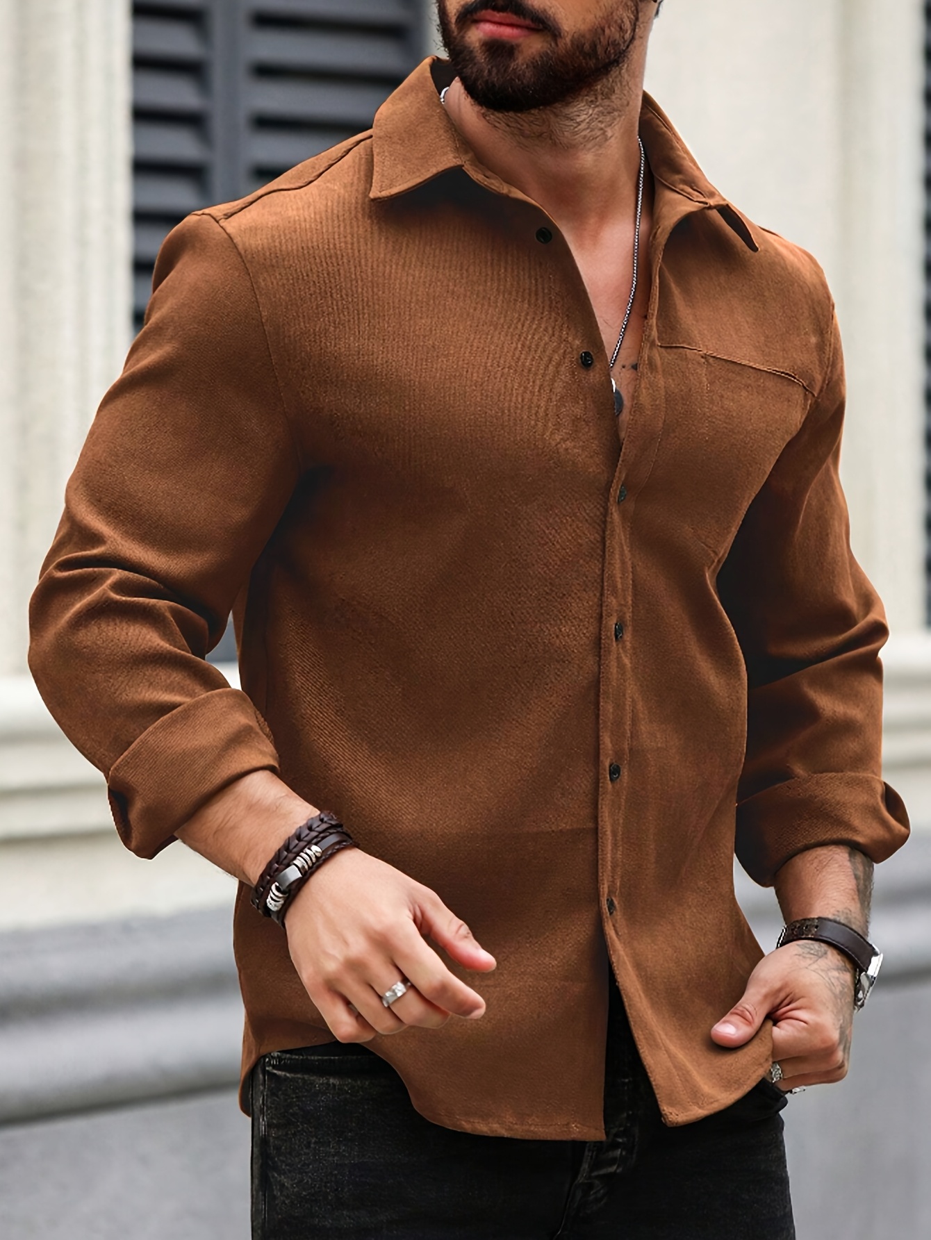 Homme en chemise boutonnée à fleurs bleues, blanches et rouges et