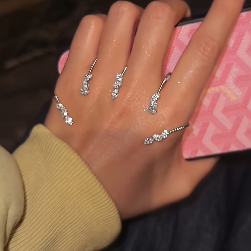 

Zirconia Bracelet With A Trendy Design For Women's Hand Accessories.