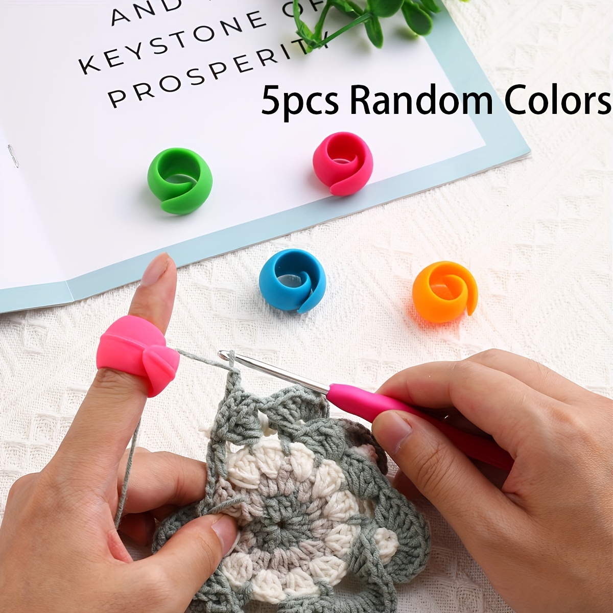 TEMU Set da 5 anelli ergonomici con guida per filato a colori casuali - Accessori regolabili multicolore per uncinetto per ridurre l'affaticamento