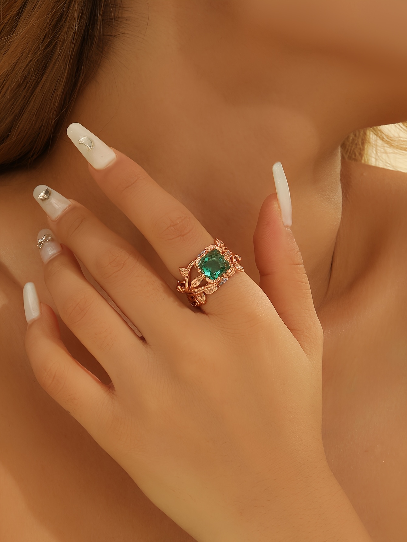 טבעת נחושת אורגנית בצורת מוסדעלה עם זירקוניה סינתכלית, אבנית לרב אידית, אבנית לבידים רבים. האביב