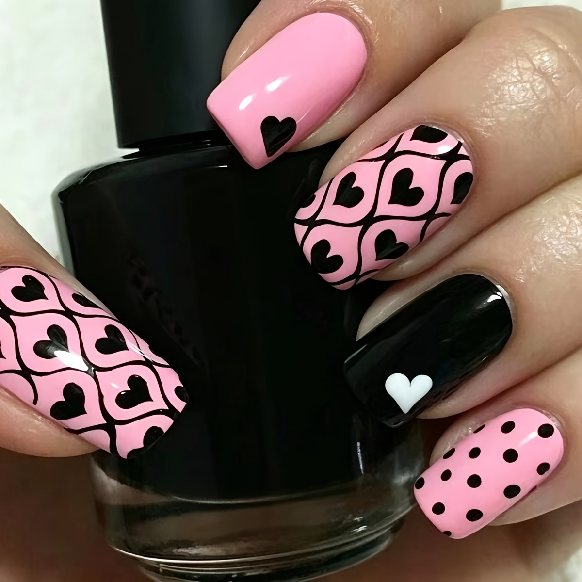 TEMU Kit de Nail Art Pratique 24 Pièces : Base Rose avec à Pois Cœurs Noirs et Losanges, Style Féminin, Doux et Délicat pour , Nail Art Décoratif,