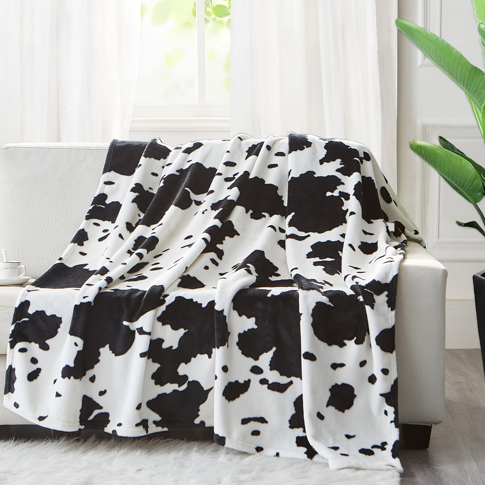 

1pc Fleece Cow Print Blanket Black And White Bed Cow Throws Soft Couch Sofa Cozy Warm Small Blankets Plush Gift For Daughter Mom, Bedroom Decor