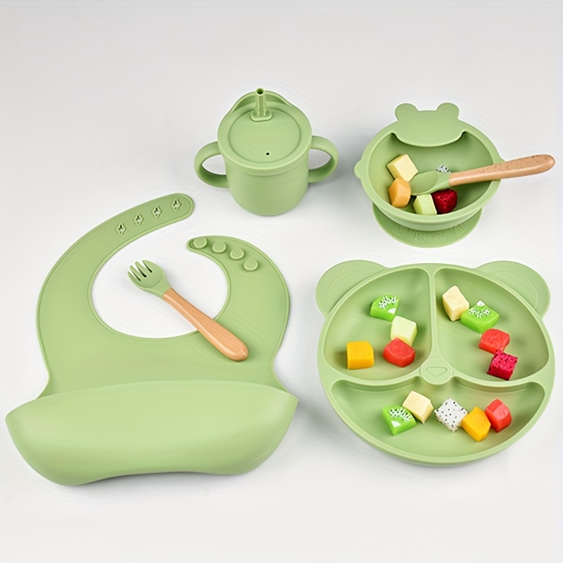 imagen del artículo juego de 6 utensilios de comedor para bebé hechos de silicona, que   un   con  ,  , tenedor, cuchara, babero y vaso con  .   juego de vajilla completo es un   regalo de  .
