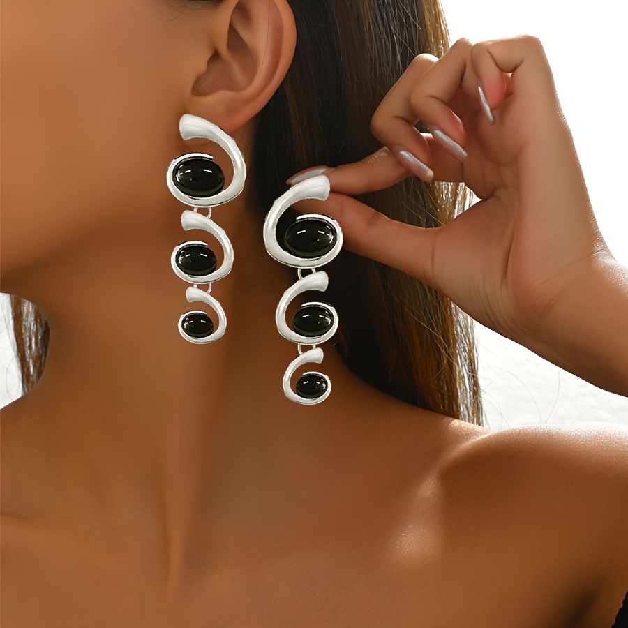 A Pair Of Fashionable And Creative Dangling Earrings Featuring 3 With Black Acrylic Inserts In Size From Large To Small